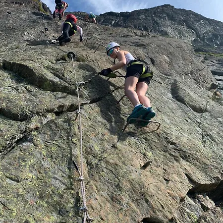 Daire Family-friendly Near Trails!